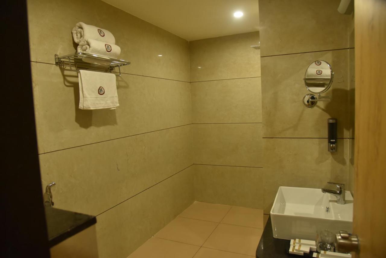The Oaks Comforts Hubli Esterno foto
